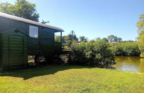 Charming tranquil Shepherds Hut with lakeside balcony 'Roach' - Foto 8