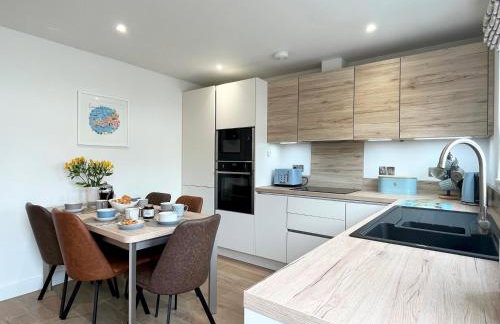 Beautiful 3 Bed Townhouse with Parking, close to Sea Front - Photo 4