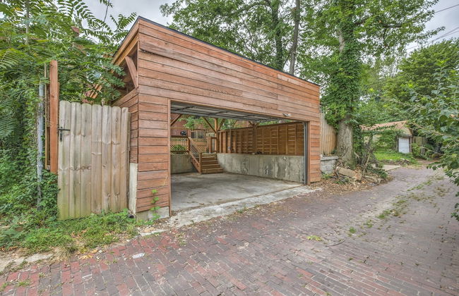 Expansive Downtown Home | JZ Vacation Rentals - Photo 38