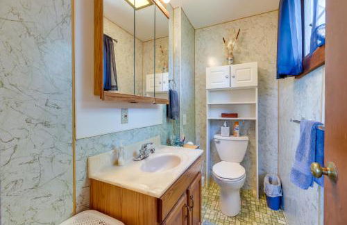 Deck with Water View Coastal Escape Near P-Town! - Foto 27