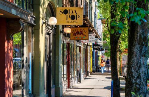 The Bohemian Spirit - Live Music, Eateries & Bars - Foto 19