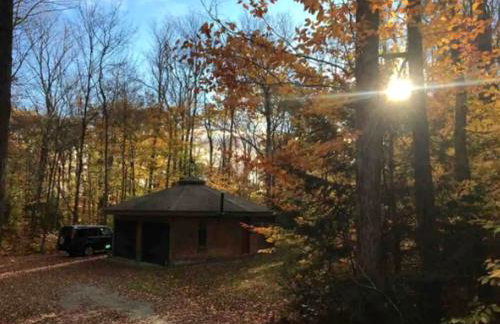 Imaginative Octogonal Glass Treehouse on Seven Private Acres near Great Barrington, MA - Foto 29