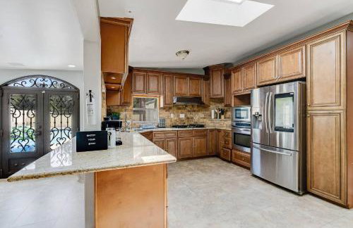 Spacious 4BR w/ Pool, Spa, Mini Golf & Game Lounge - Foto 9