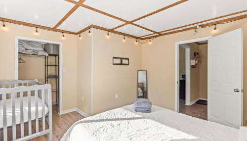 Chill Retreat, hot tub, large private yard - Foto 3