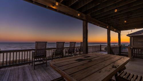 Noisywaves - Beachfront Paradise with Hot Tub, Yard, and Game Room - Foto 3