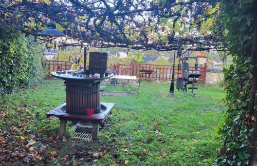 La Maison du Donjon - Gites de 8 personnes, parking privé avec jardin terrasse - Foto 8