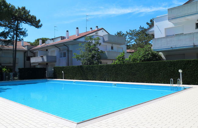 2 bedroom Apartment in Lignano Sabbiadoro with swimming pool and garden - Photo 16