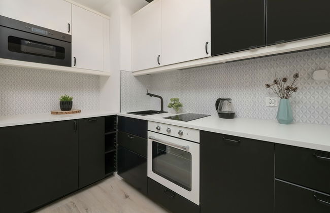 Modern Studio With Balcony by Renters - Photo 12