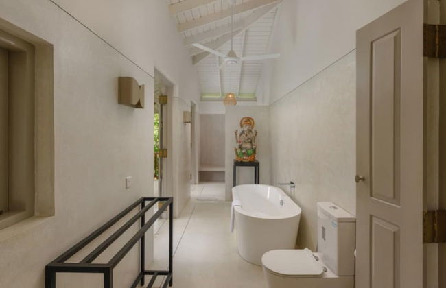 Cool and Contemporary Hilltop Villa With Ocean Views - Photo 21