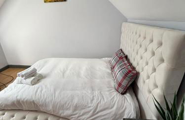 Luxurious, Unique & Elegant Cottage with Hot Tub - Foto 17