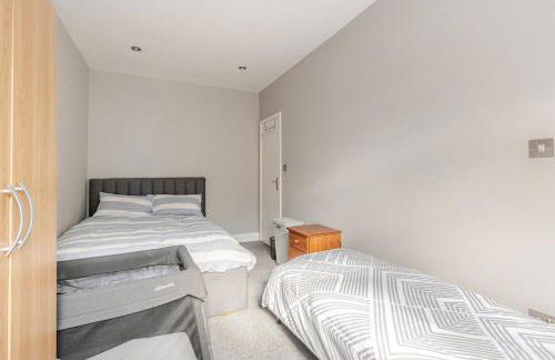 Group Friendly 2 Bed 2 Bath FREE PARKING for 2 Large Vans or up to 4 Cars Zone 2 Sleeps 10 Close to Central London and Zone 2 tube station - Photo 16