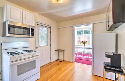 Sun-Dappled Retreat Walk to Restaurants! - Foto 8