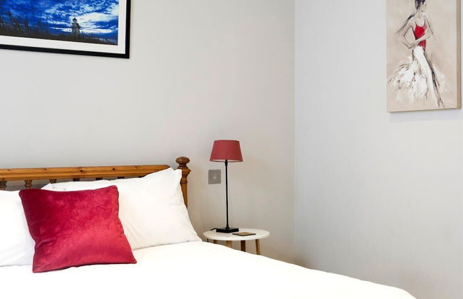 Fulham 4-bed House & Garden Near Tube - Photo 31