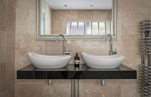 Stunning Property Seaviews, Private Pool & Parking - Photo 52