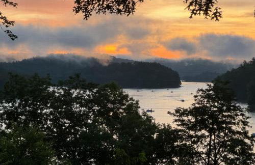 Stunning 4BR Retreat, Deck, Ping Pong, Near Marina - Foto 56