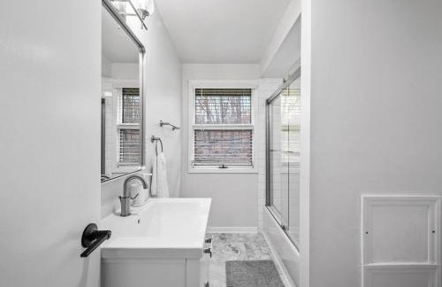 Stylish and Accessible Six Bedroom Home in Wexford/Pittsburg With Kids Amenities - Foto 21