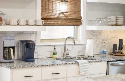 Spacious Family Haven - Walk to Downtown & JBU - Foto 31