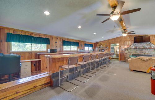 Spacious Winter Retreat with River Access and Kayaks! - Foto 9