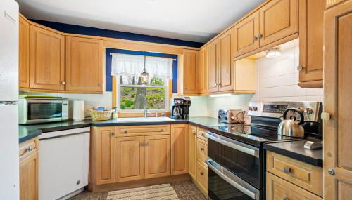 Yorita Manor - Lake Front Getaway! Dogs, Fire Pit & Deck - Photo 4