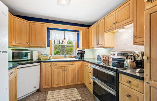 Yorita Manor - Lake Front Getaway! Dogs, Fire Pit & Deck - Photo 4