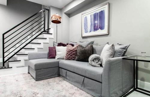 Centrally-Located Well-Decorated Solar-Powered - Foto 6