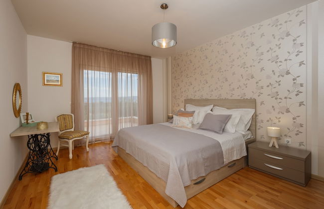 Luxury Secluded Villa w. Pool, Jacuzzi and Garden - Photo 9