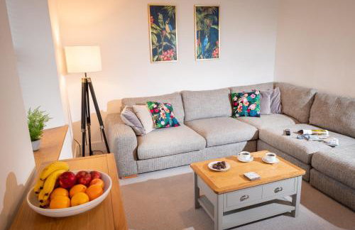 Lake View Family & Pet Friendly Home - Central Bowness - Photo 8