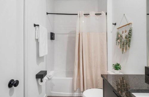 Colorful vibrant Oasis Sleeps 10, 10min to Disney - Photo 23