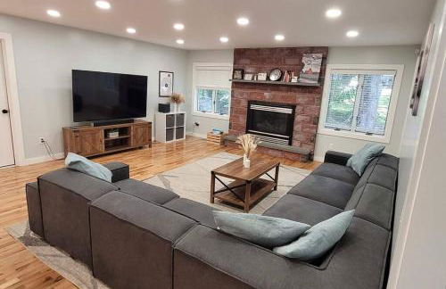 Large Vacation Home Villa- Pool, Indoor Hotub, Game Room, up to 25 guests - Foto 18