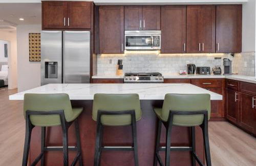 Luxury 2BR Stay Balcony Views and Free Parking - Foto 22