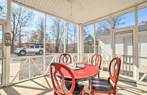 Country-Chic Home with Fire Pit, Steps to Lake! - Foto 22