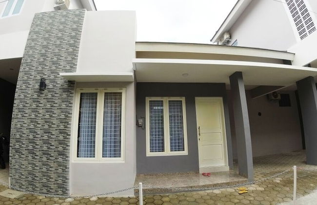 Omah Bondi Family Homestay by FH Stay - Foto 26