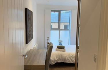 Central, modern and peaceful, lovely Cathedral views, two-bed apartment with 40" smart TV & free onsite parking - Foto 3