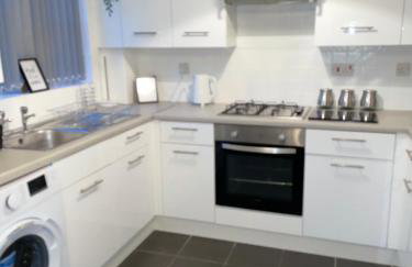 Lovely 2 bed house Cannock Driveway for 2 vehicles Perfect for contractors Business Travellers Short Stays Close to M54 M6 i54 A38 A5 McArthur Glen Designer Outlet - Foto 8