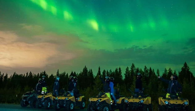 Ammirando l'aurora boreale