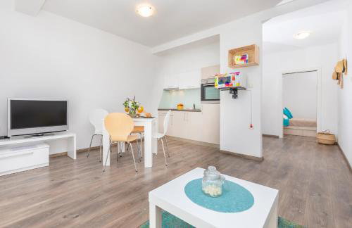 Apartmani D & J with Heated Pool & Stunning Sea View - Photo 77