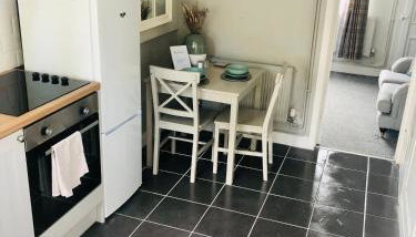 Beautiful, 1 Bedroom Cottage - Photo 2, stove, pet friendly