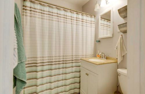 Lakefront Sunrise Beach Home with Private Dock! - Foto 13