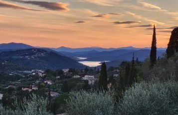 "La Colombe sous les Oliviers" Gîte jusqu'à 4 personnes - 75m2 - Sur Boooking - Rez de jardin Piscine Vue mer et lac - Foto 18
