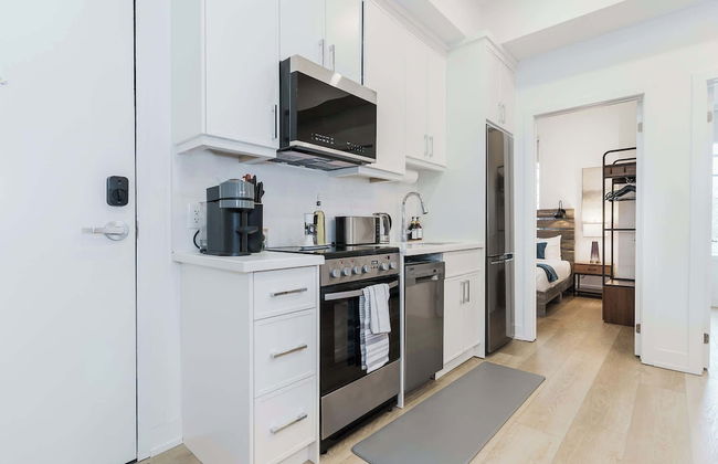 Elegant Suite—Near Kensington Market, Sleeps 8 - Foto 16
