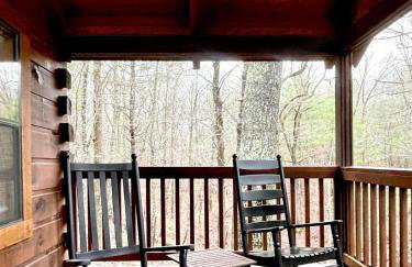 Perfectly private! Hot tub, king sized bed, grill, washer/dryer, and motorcycle friendly! Studio Cabin by RedAwning - Foto 44
