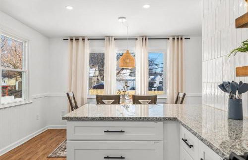 Spacious 4BR Home by Dtown Royal Oak - Photo 17