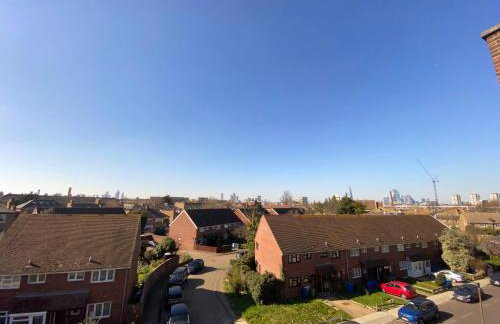 Bright, Spacious, modern Interior Decor 2 bedrooms Apartment with amazing views - Photo 40