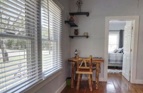 Bandera Bungalow - River, Downtown, Peaceful fenced corner lot! King bed! - Foto 17