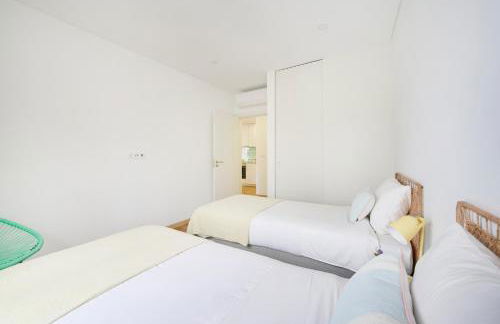 Beachside Modern Flat with AC, By TimeCooler - Foto 35