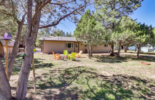 Near Woodland Lake Park Home with Fire Pit! - Foto 22