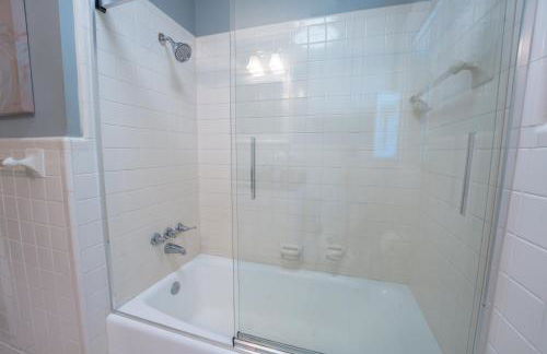 Martinsville Gem - Fireplace, Pets, Near the Park - Foto 35