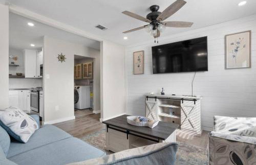 Waterfront Home Game Room Ping Pong Outdoor Bar Area - Foto 34