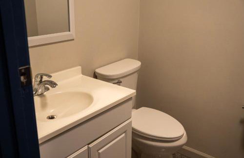 Charming 3 Bedroom Home with Spacious Living and Convenient to Shopping & Interstate - Foto 30
