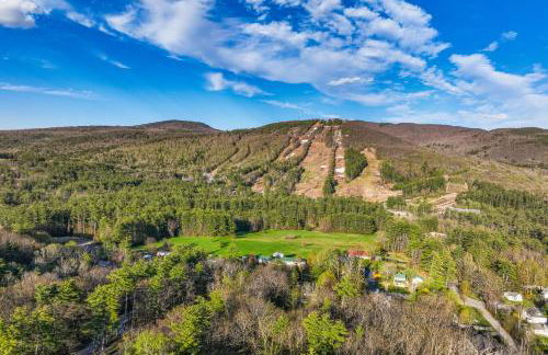Half Mile to Ski Slopes Conway Condo with Hot Tub! - Photo 34